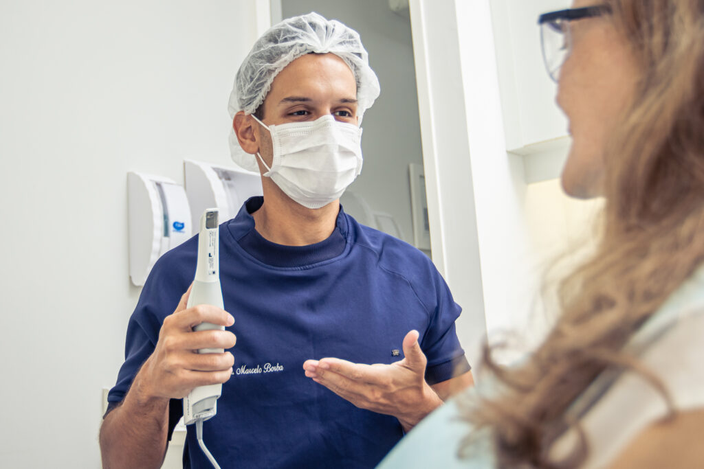 Dr. Marcelo Borba em consulta com paciente na Borba Odontologia